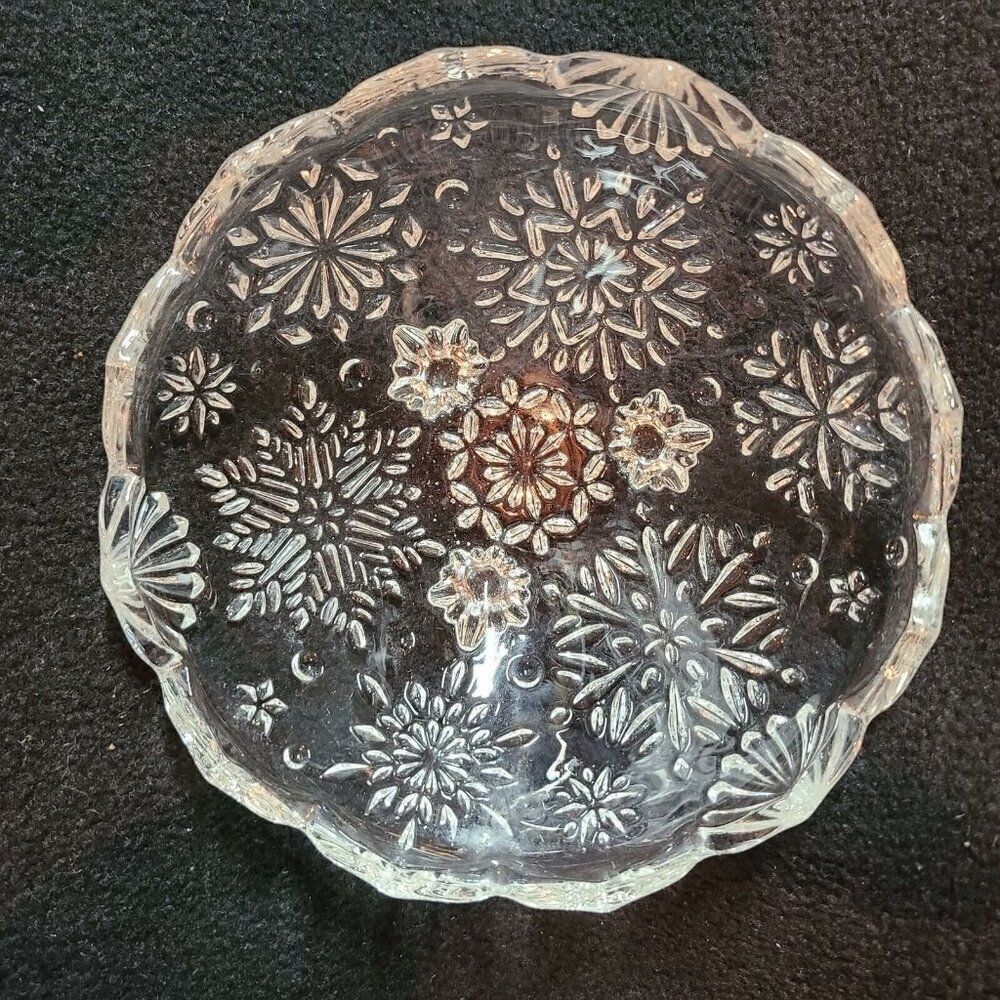 Mikasa Clear Crystal 3 Footed Dish Snowflake Christmas Clear Candy Bow' 960/210